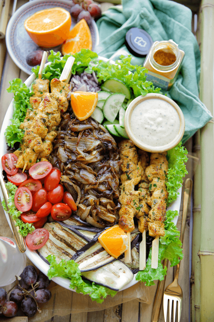 Gemarineerde kipspiesjes met salade eindresultaat