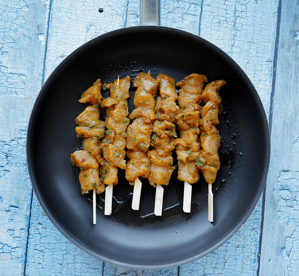 Verhit de pan op middelhoog vuur. Bak de kip rondom gaar.