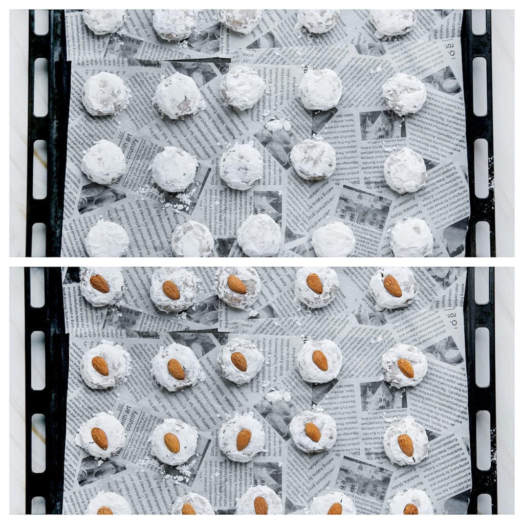 Leg de koekjes op een bakplaat met bakpapier. Garneer met een amandel.