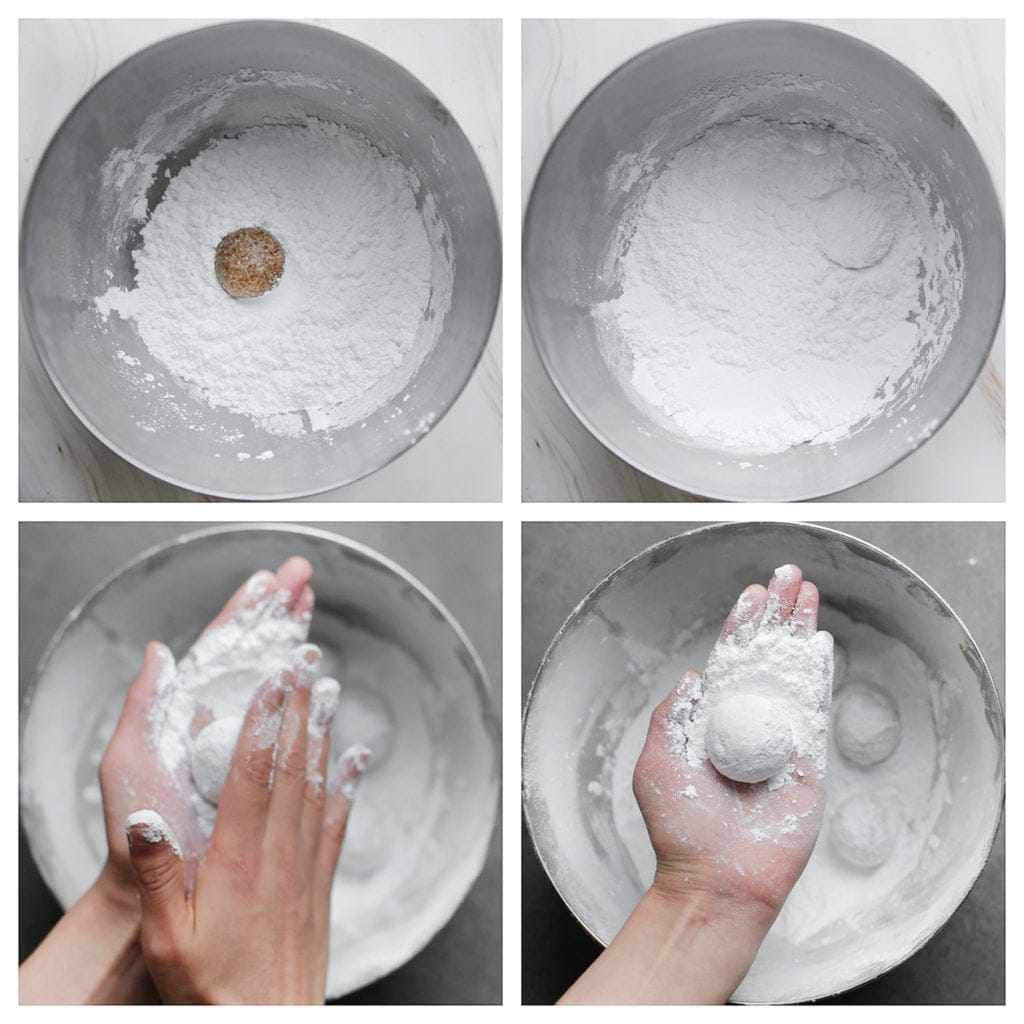 Vorm het koekjesdeeg tot een bol en druk iets plat. Neem het in je handen met wat poedersuiker. Rol goed door de poedersuiker dat op je hand zit. Note: Het is belangrijk bij dit koekje om het goed door de poedersuiker te rollen!