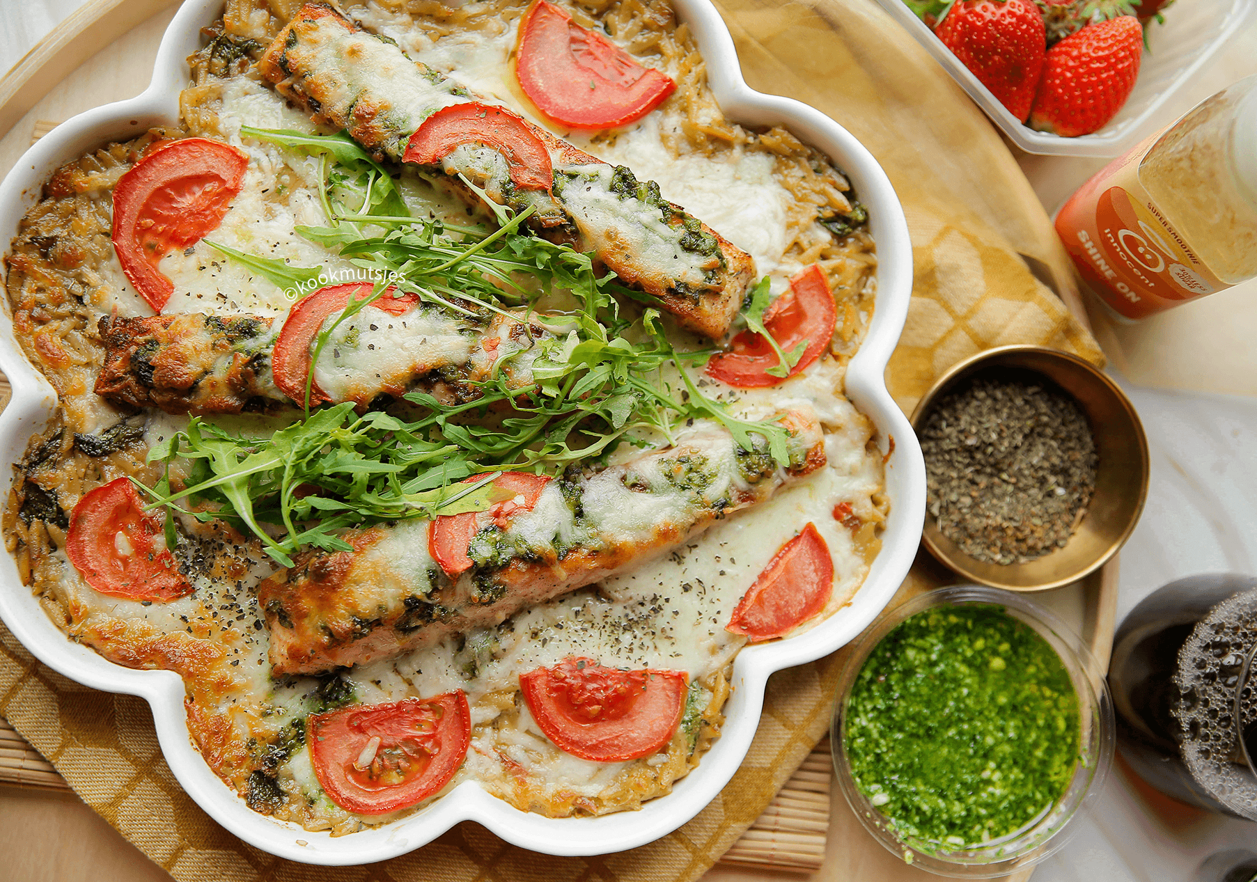 Orzoschotel met zalm en pesto