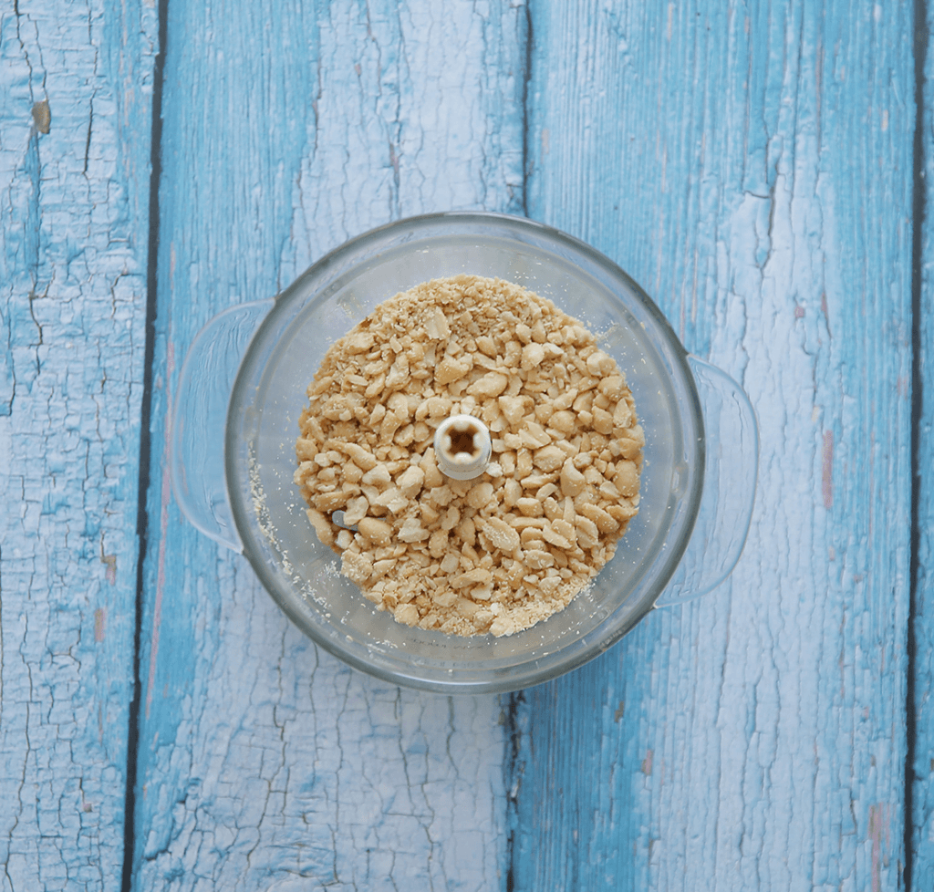 Doe de pinda's (100 g) in een hakmolen. Maal grof. 