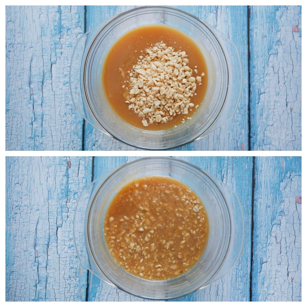 Meng de pinda’s (75 g) met de karamel. 