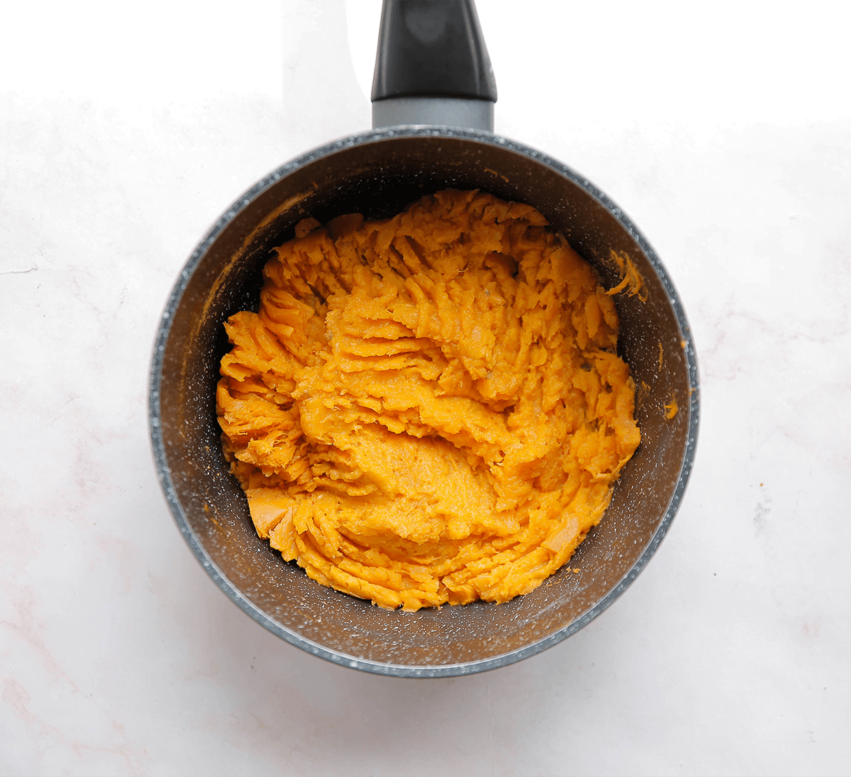 Zoete aardappel geprakt