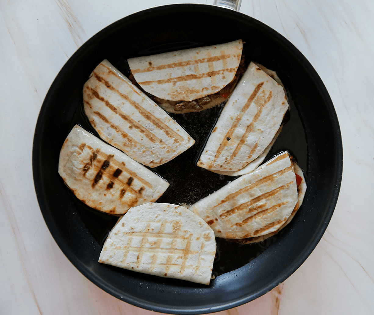 Gegrilde taco's bakken in een beetje olie