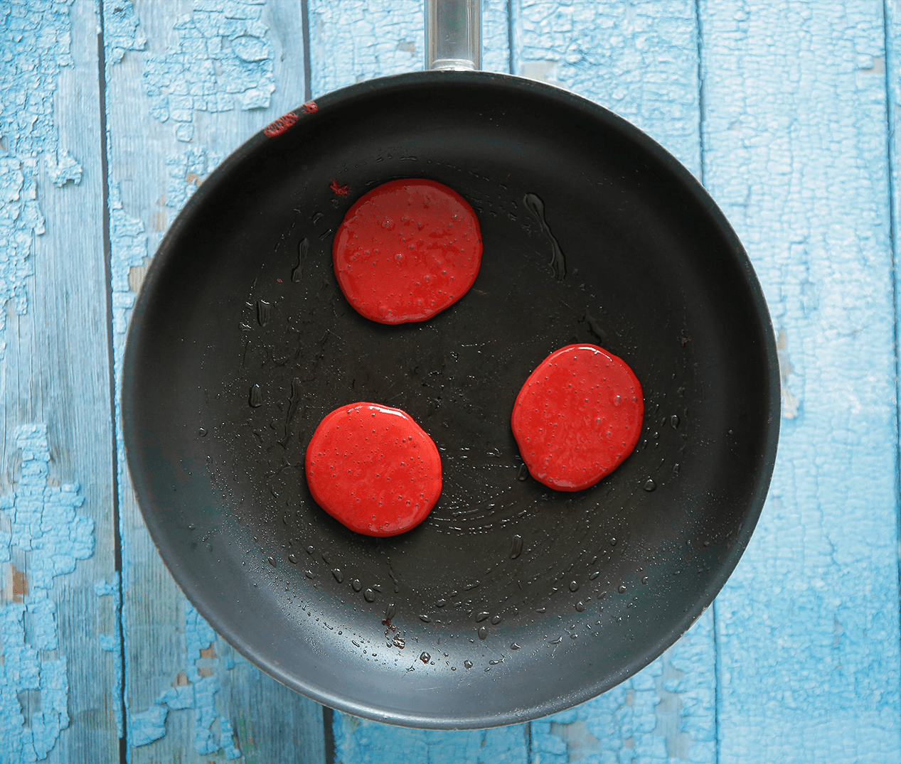 Red velvet pancakes gaar bakken in een koekenpan