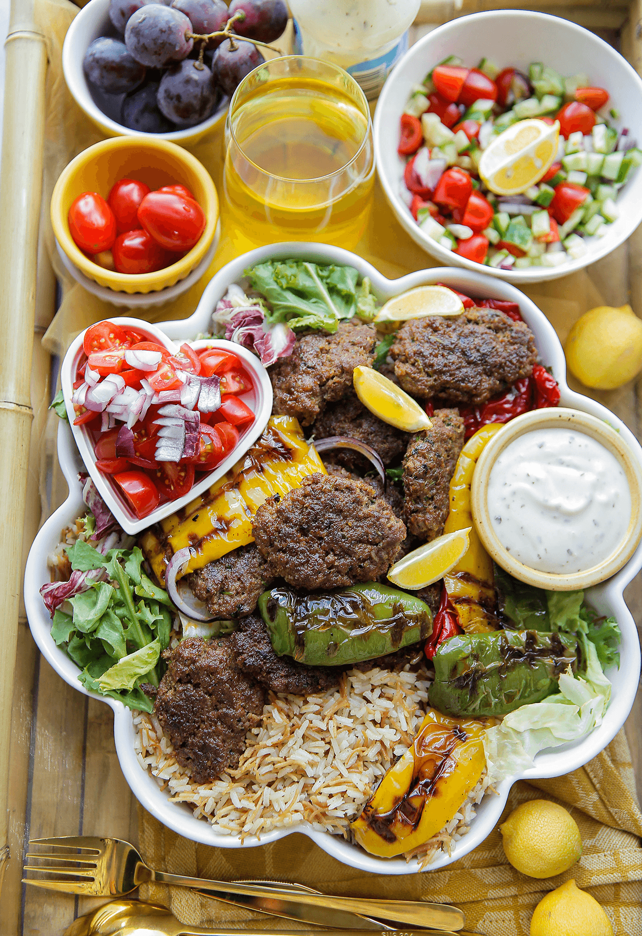 Rijstschotel met gehakt en gegrilde groenten eindresultaat