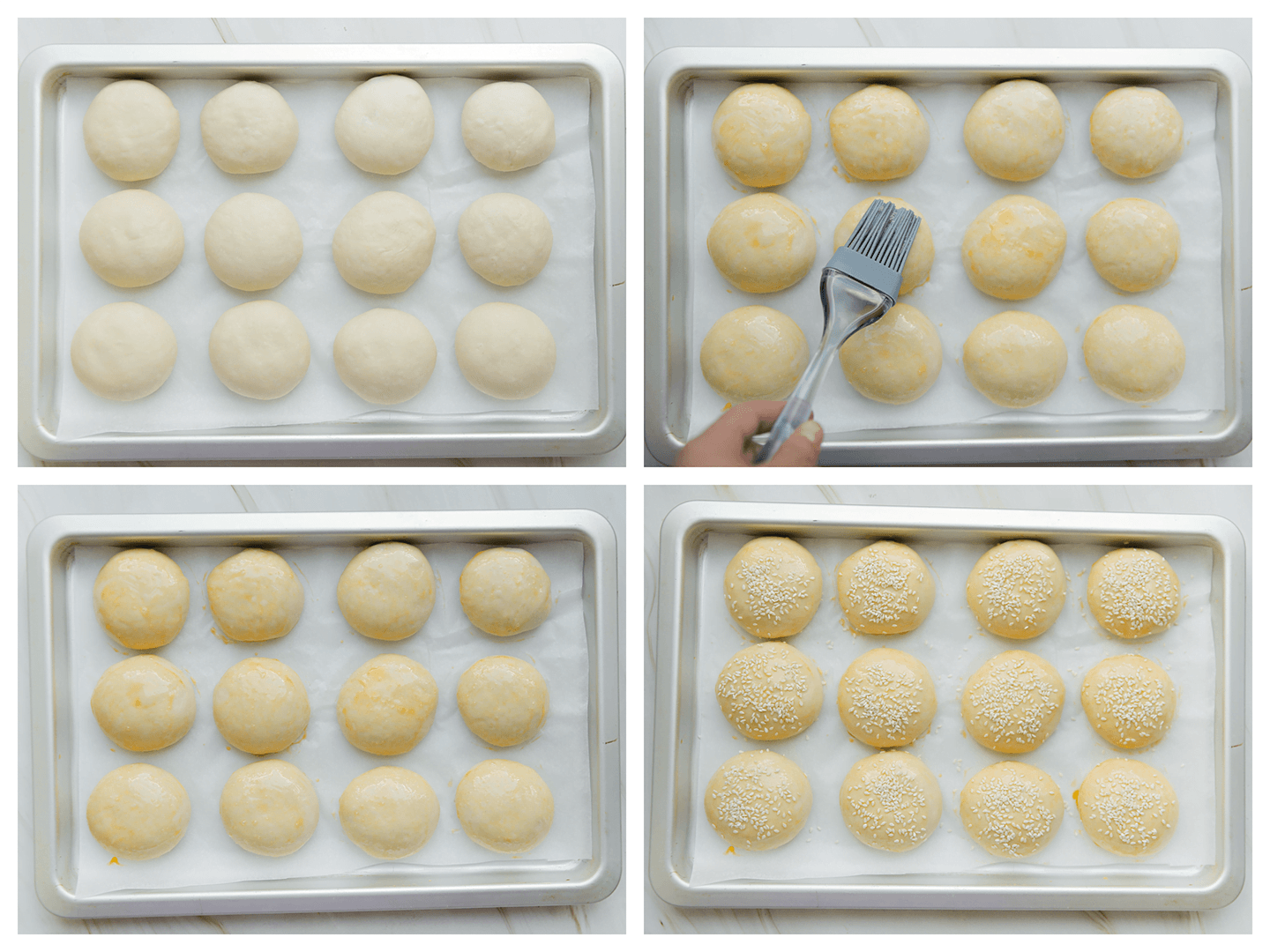 Deeg op bakplaat leggen, bestrijken met eigeel en garneren met sesamzaad