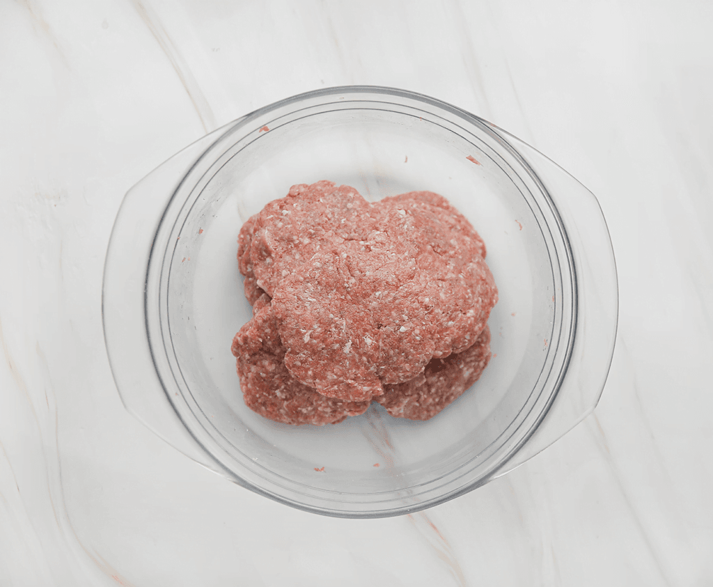 Neem wat van het gehakt (50 g per burger). Vorm er burgers van.