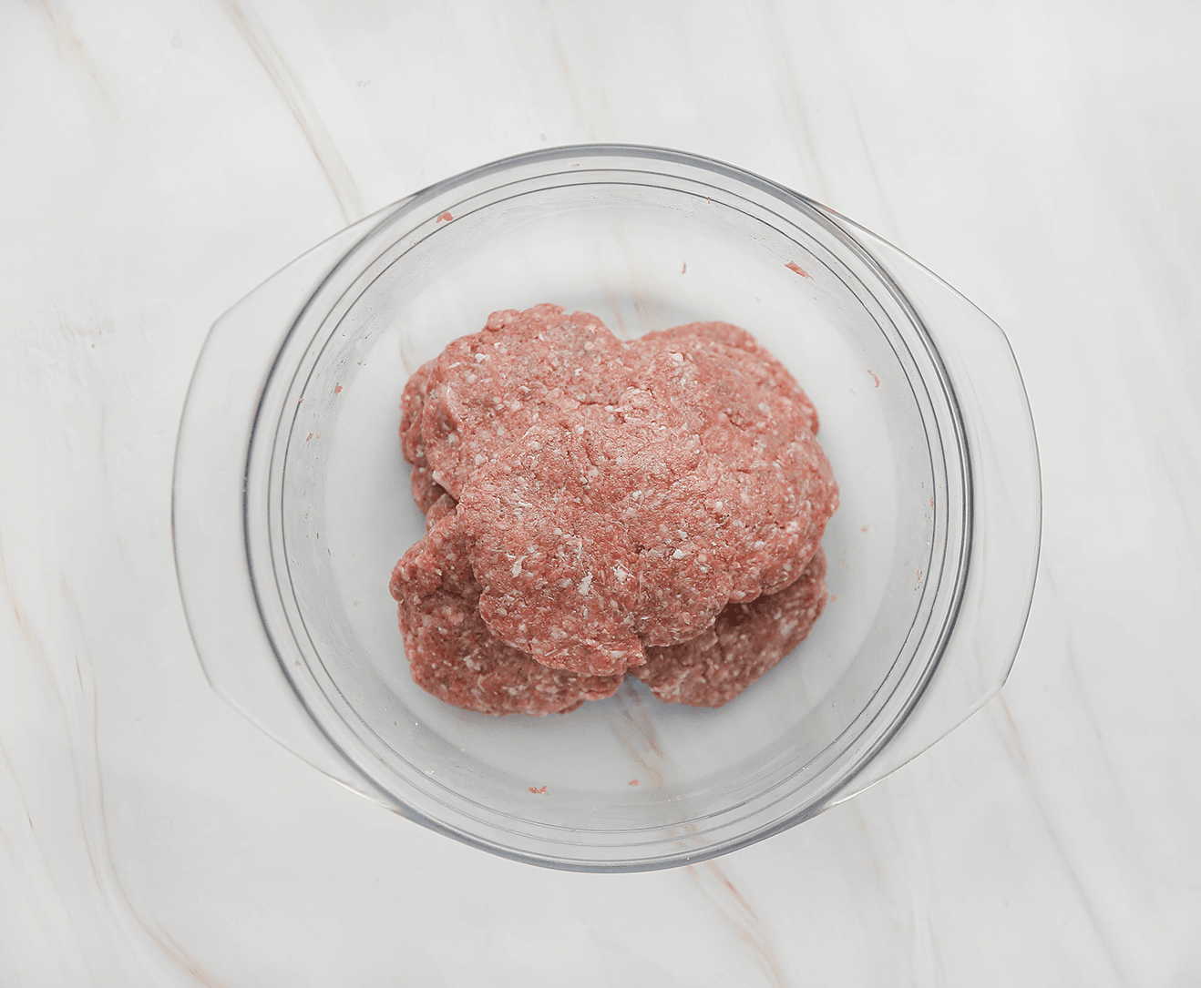 Gehakt vormen tot burgers in een kom