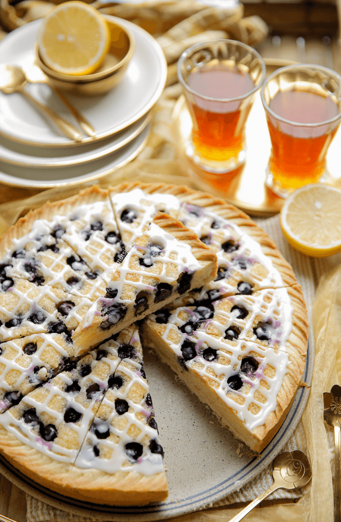 Leg de bosbessen frangipane in een voorverwarmde oven op 175 ℃. Bak 30-35 minuten of totdat deze mooi goudbruin is gekleurd.
