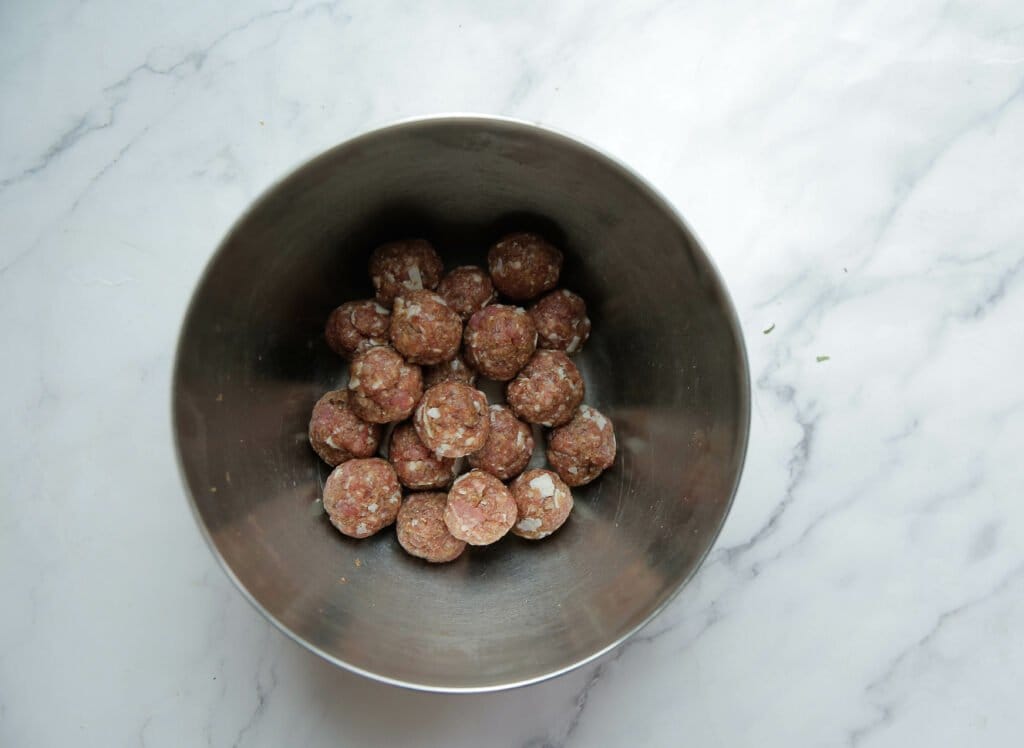 Neem wat van het gehakt en vorm en bollen van.