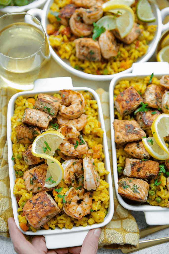 Rijst met groenten, garnalen en zalm