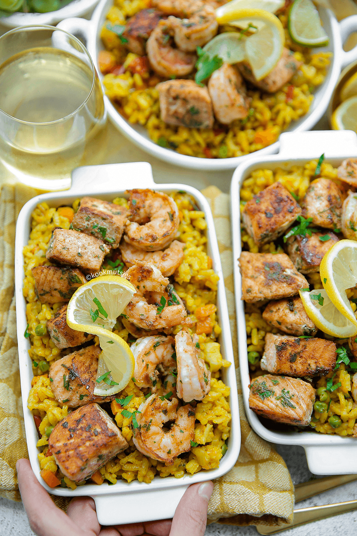 Rijst met groenten, garnalen en zalm