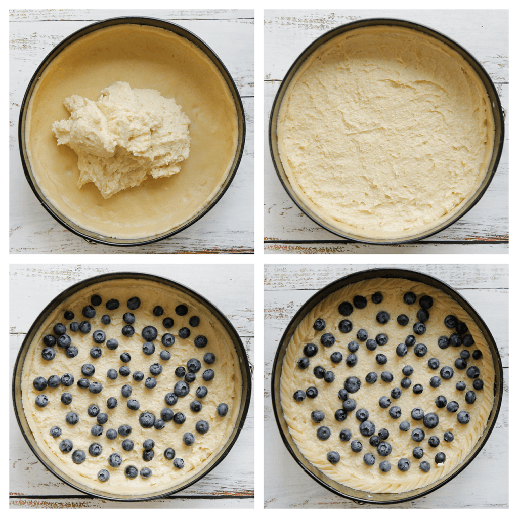 Verdeel het cakebeslag over het koekjesdeeg en leg er bosbessen op. Druk de randen in met behulp van een mesje.