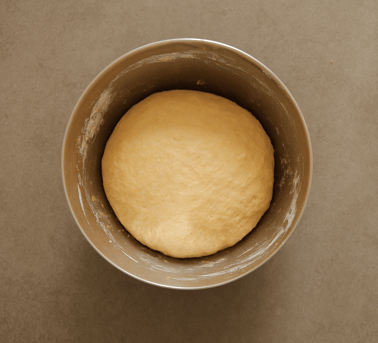 Zoete aardappeldeeg eenn uur laten rijzen