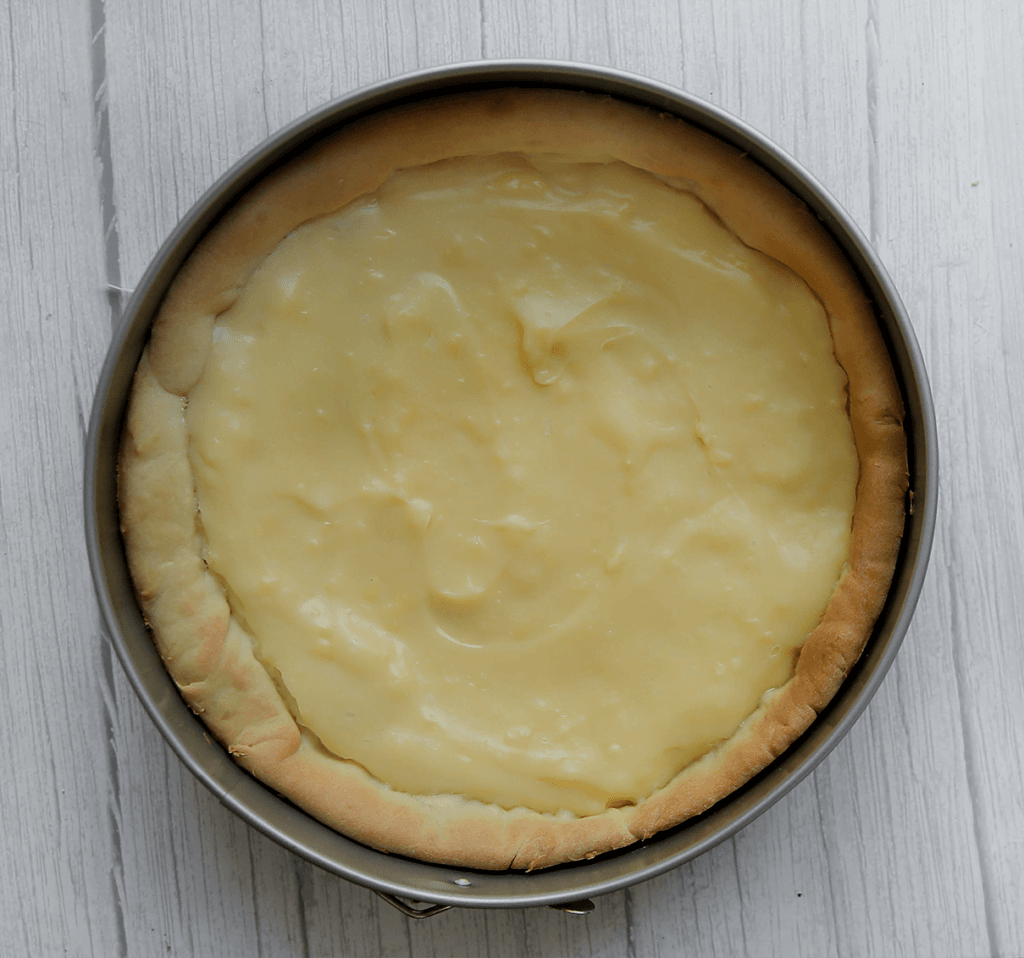 Leg de bresiliennetaart in een voorverwarmde oven op 175 ℃. Bak 30-35 minuten. Houd dit zelf in de gaten, want elke oven werkt anders. Laat de taart compleet afkoelen.