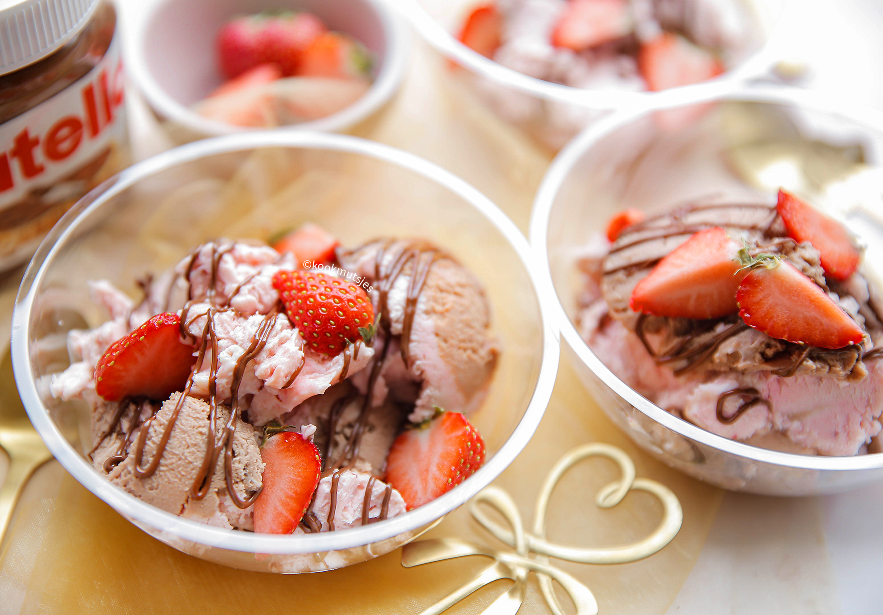 Chocolade-aardbeienijs