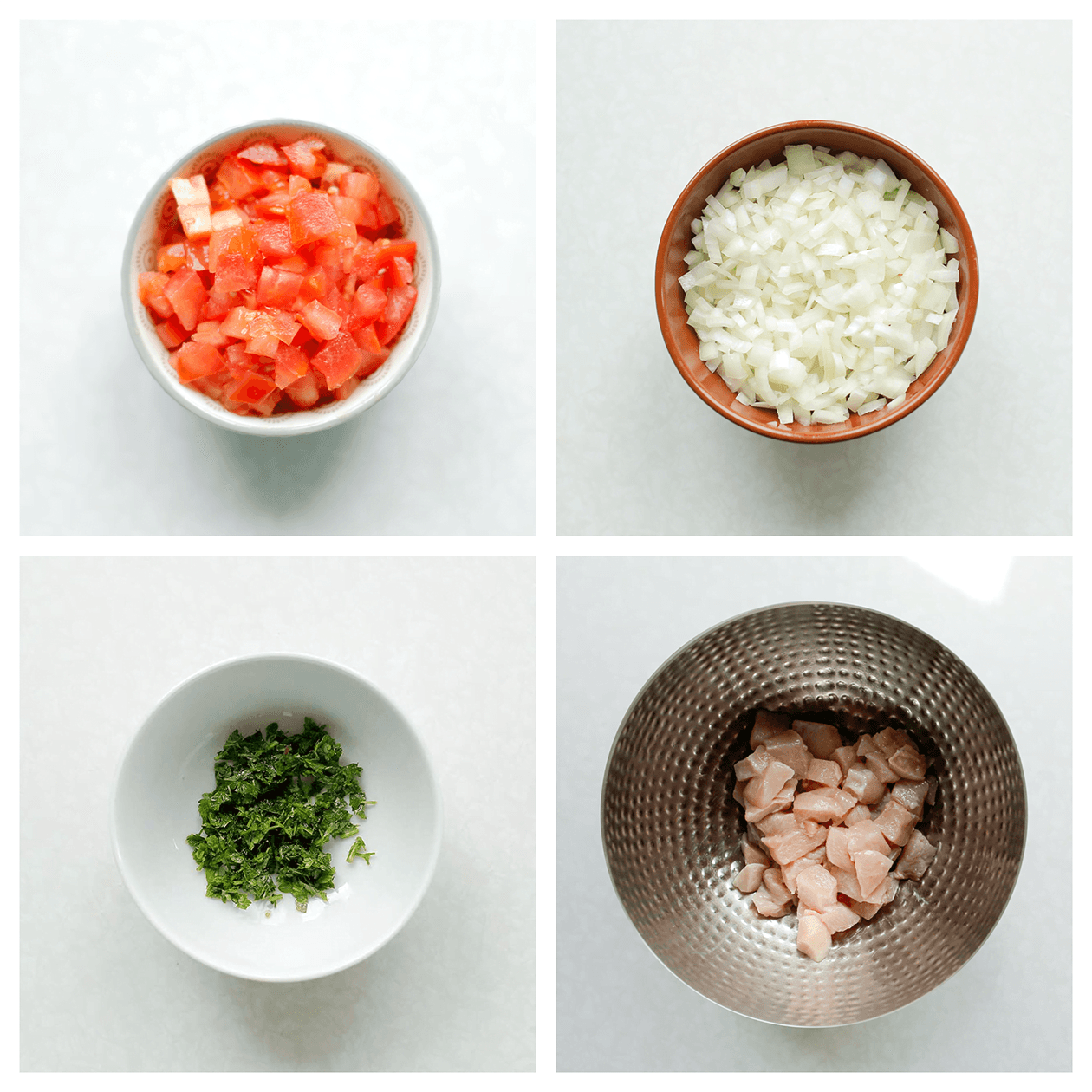 Gesneden tomaat, gesnipperde gele ui, gehakte koriander en stukjes kippendijen