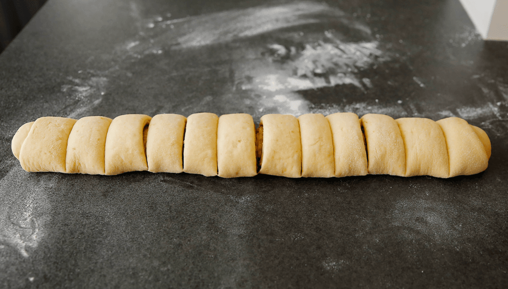 Snijd het deeg in 12 stukken.