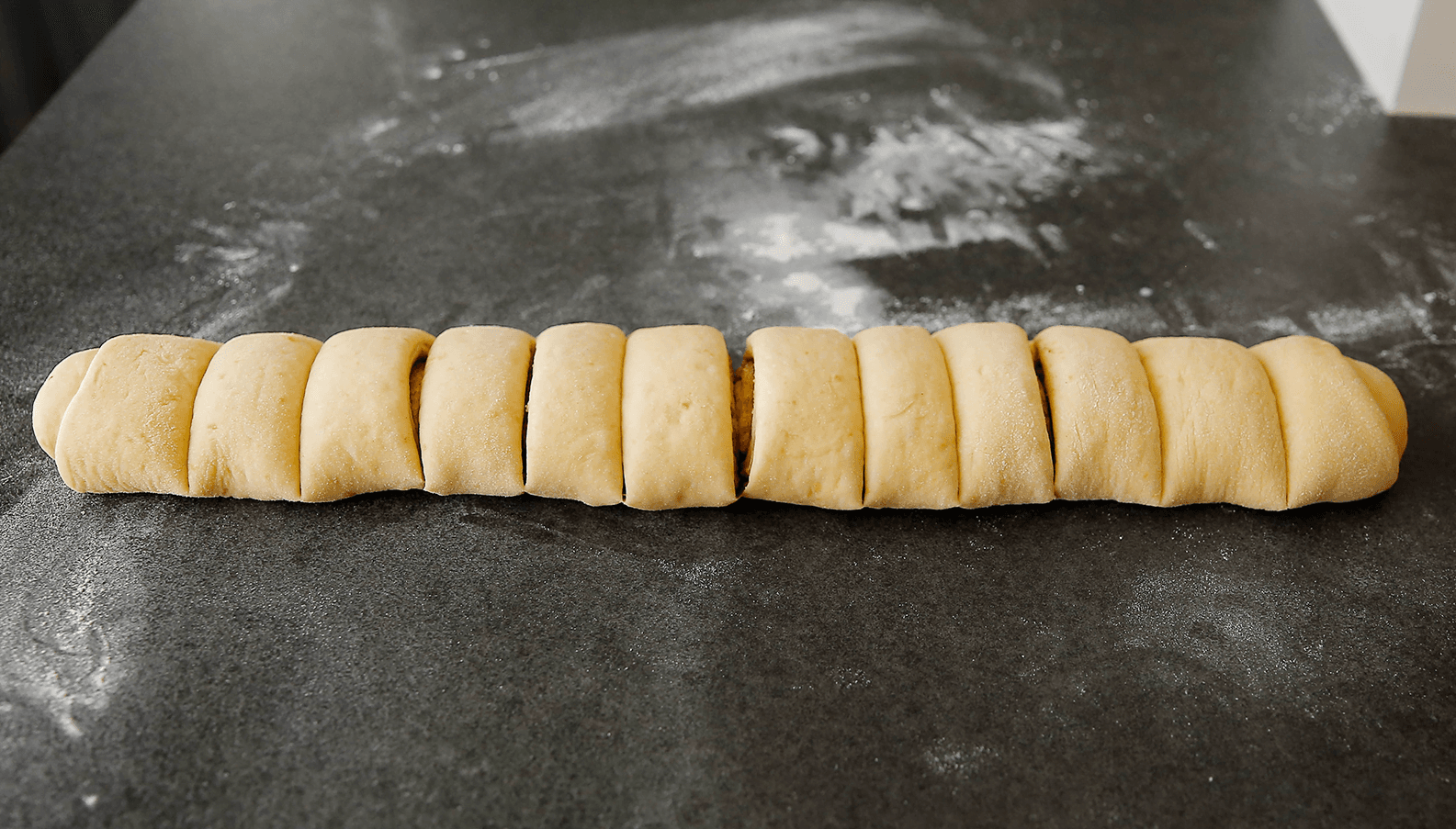 Kaneelstaaf snijden in stukken