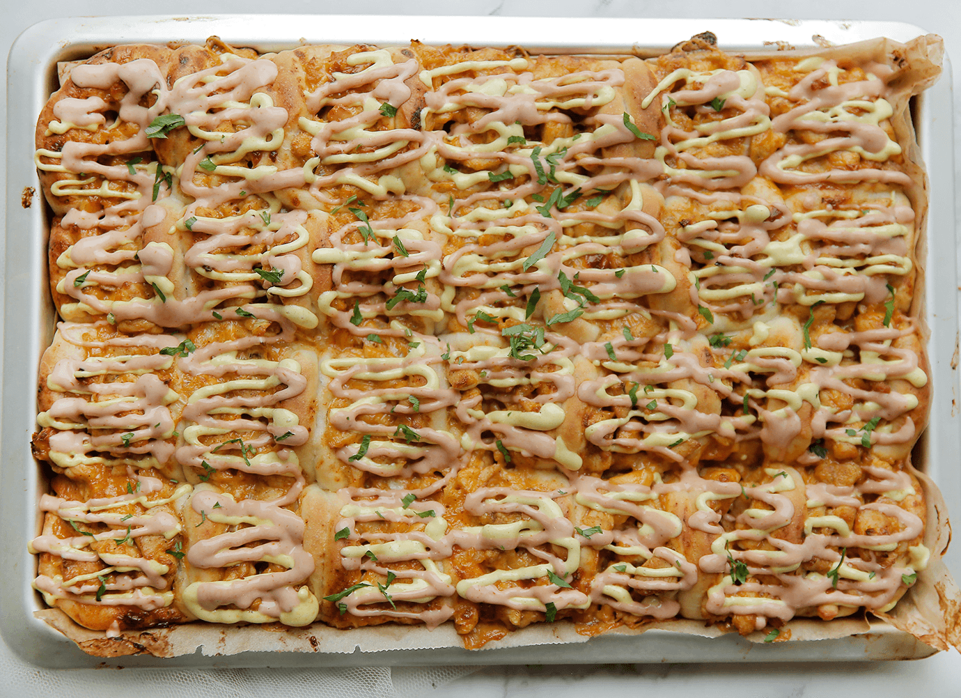 Kipbroodjes garneren met saus