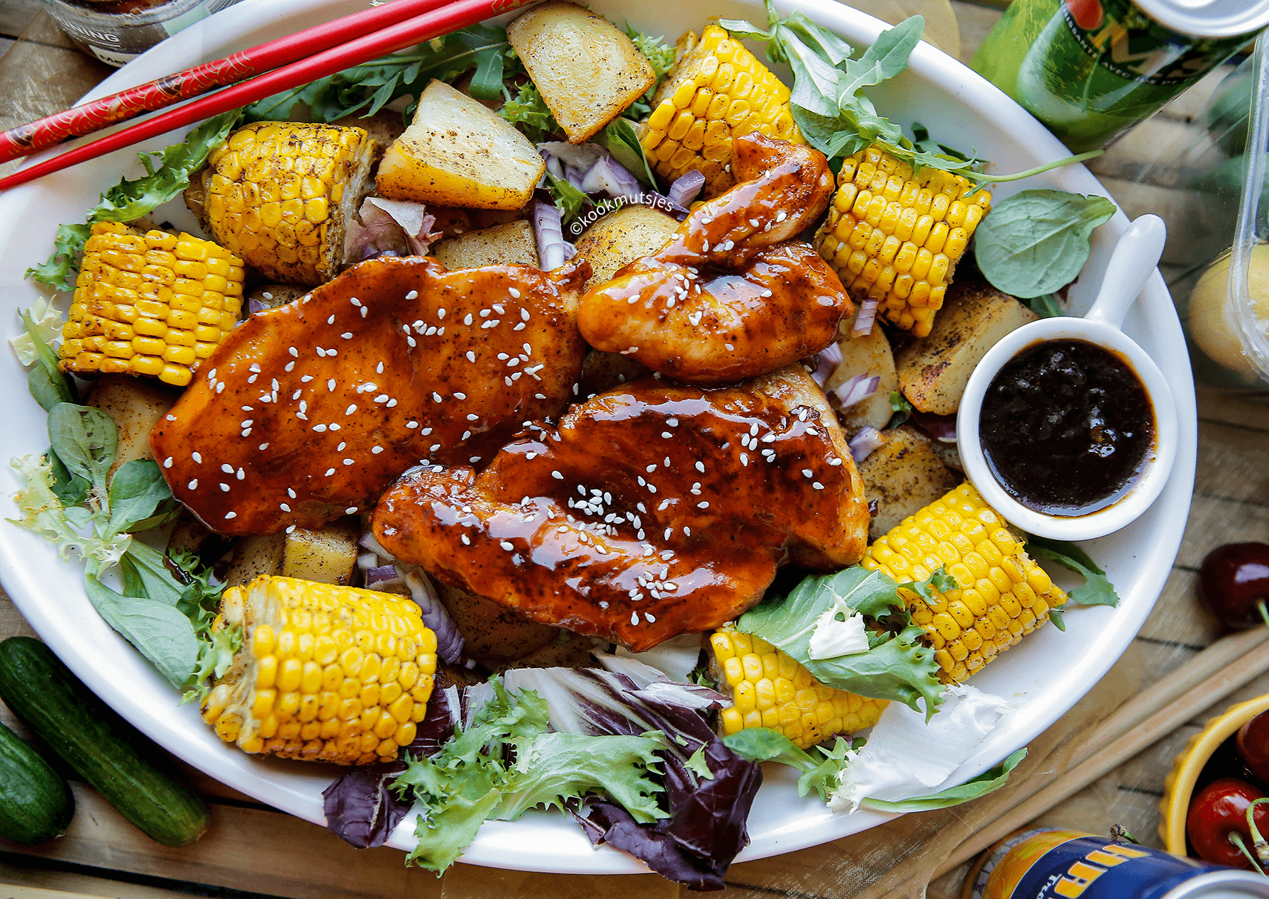 Kip in honingsaus met aardappelen en maïs