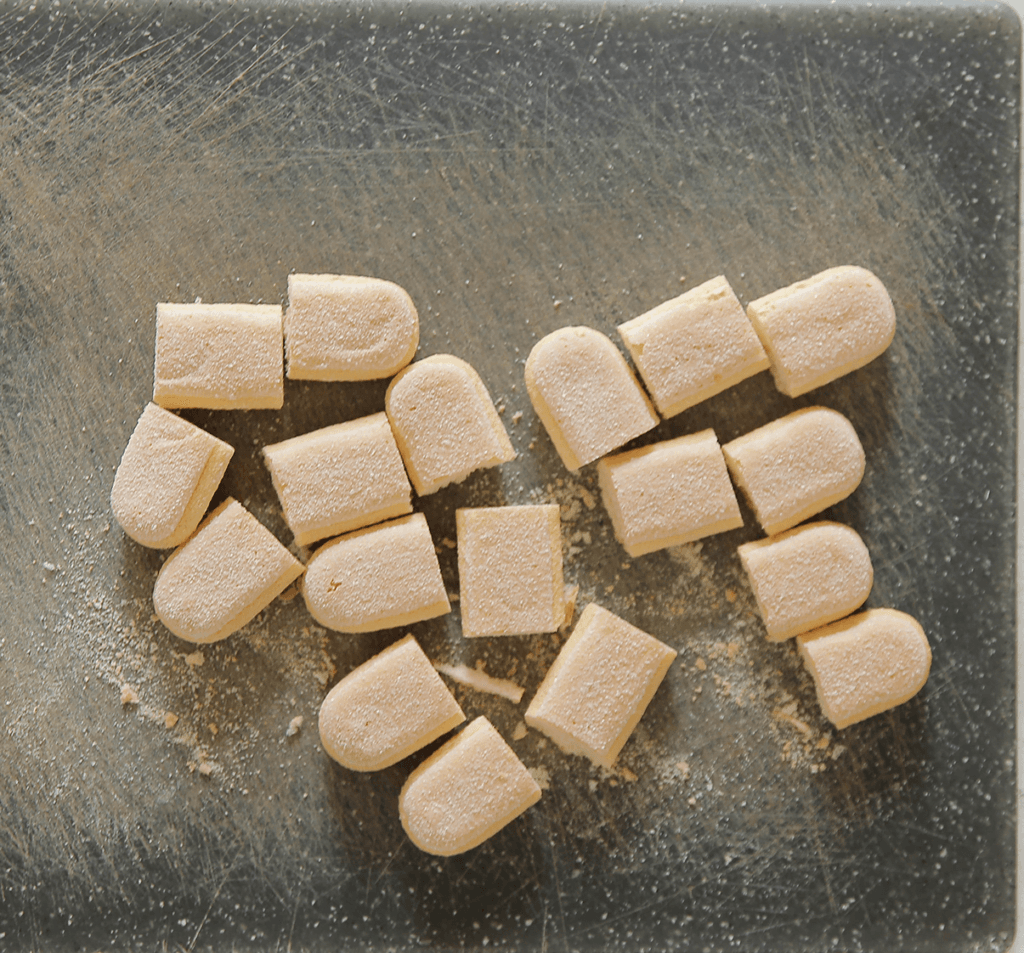 Snijd de lange vingers in de formaat van je glas zodat je deze makkelijk over de bodem kunt verdelen.