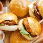 Pittige kipburgers met kaasvulling