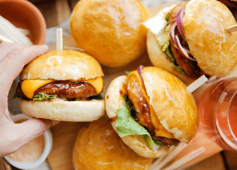 Pittige kipburger met kaasvulling