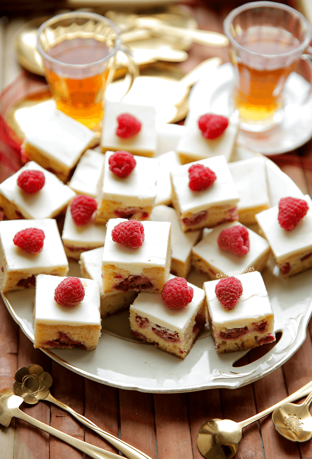 Witte chocolade blondies met frambozen eindresultaat Kookmutsjes