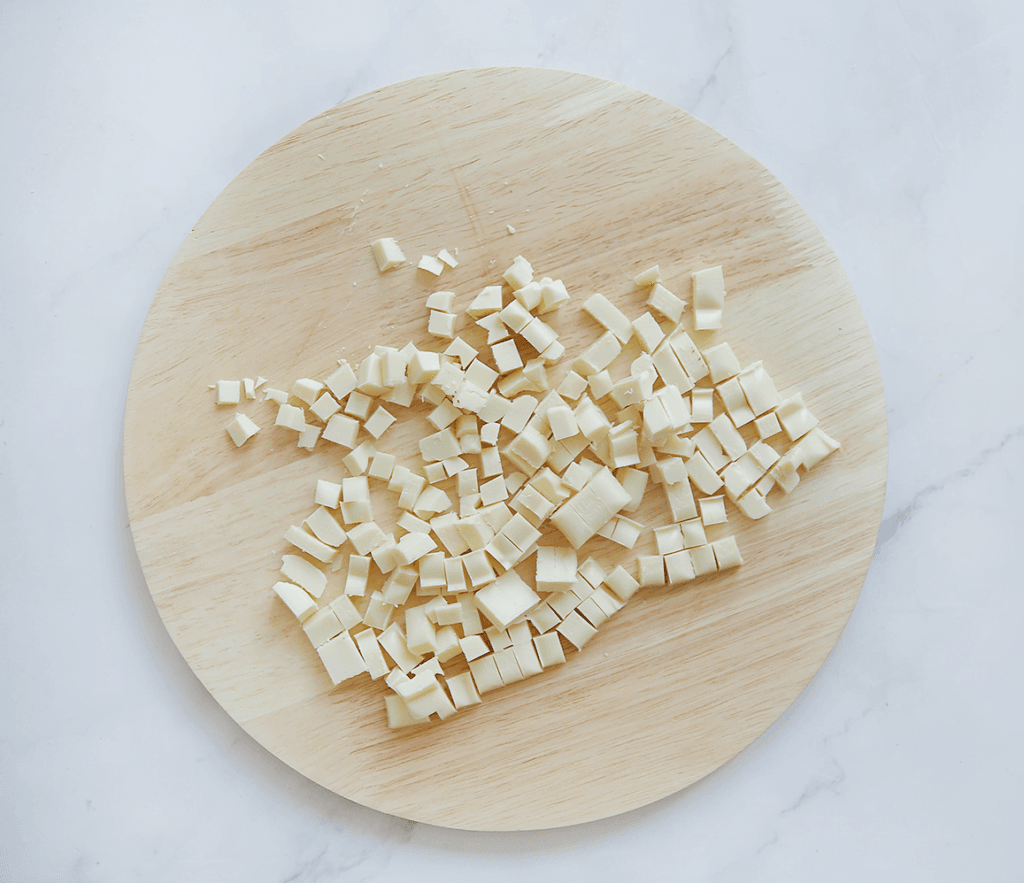 Hak de witte chocolade in blokjes