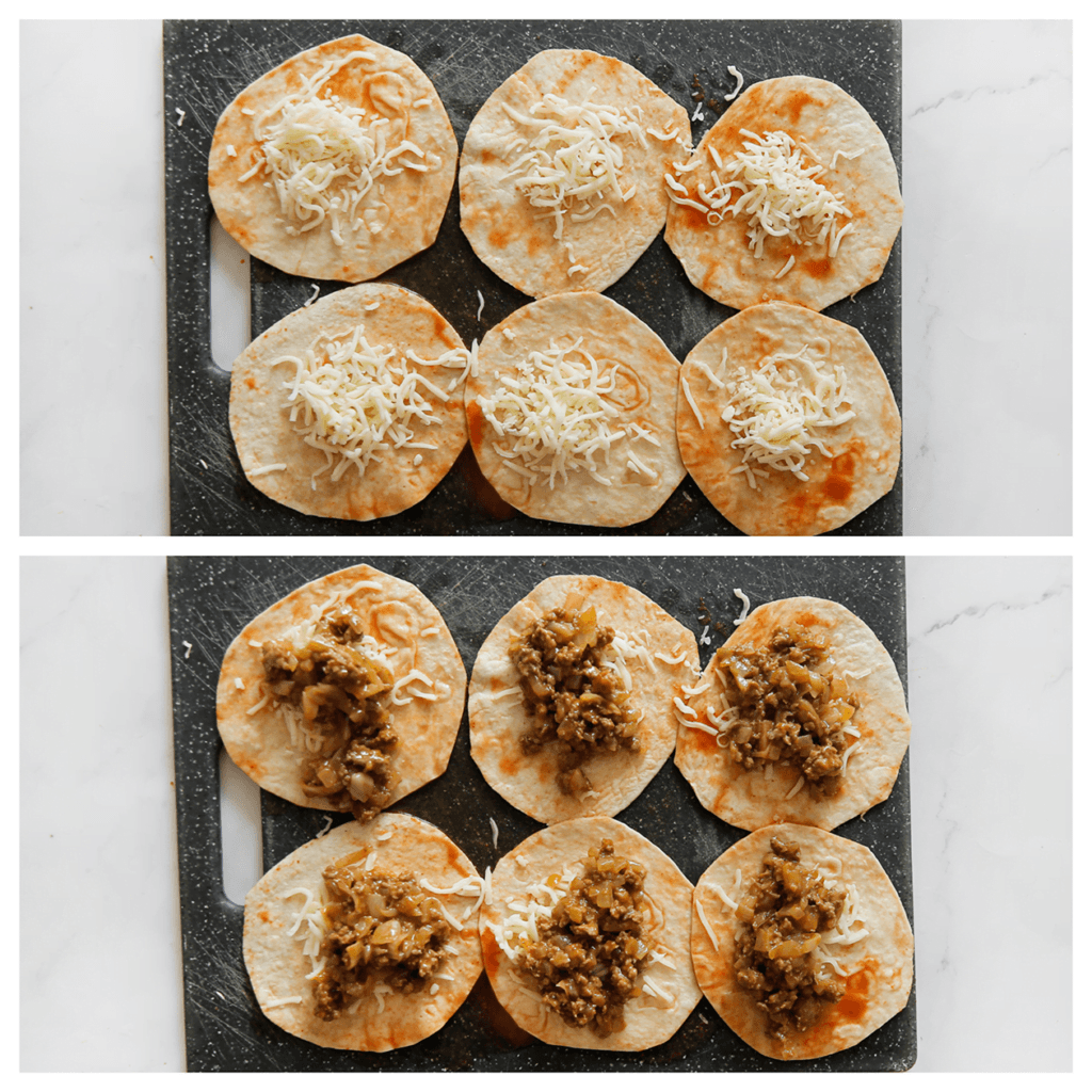 Verdeel er geraspte mozzarella en gehakt over. 