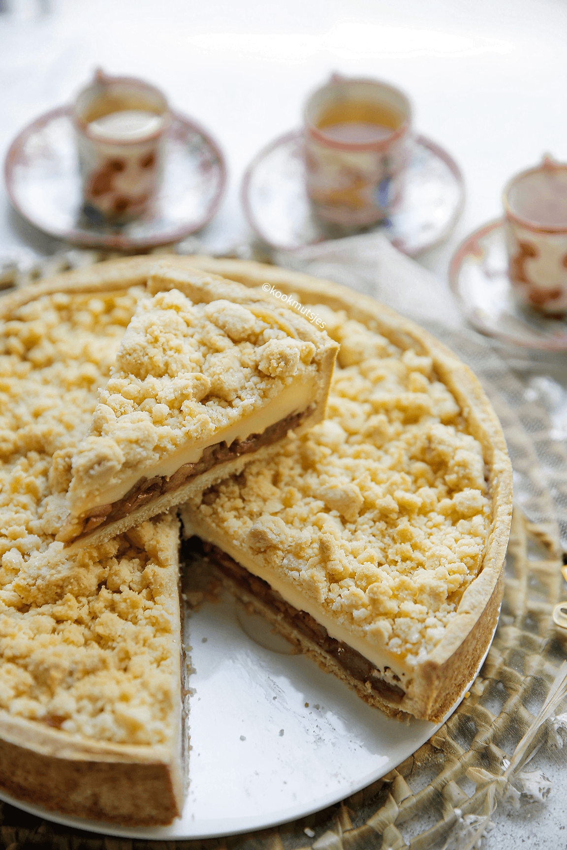 Appelkruimeltaart met gele room eindresultaat