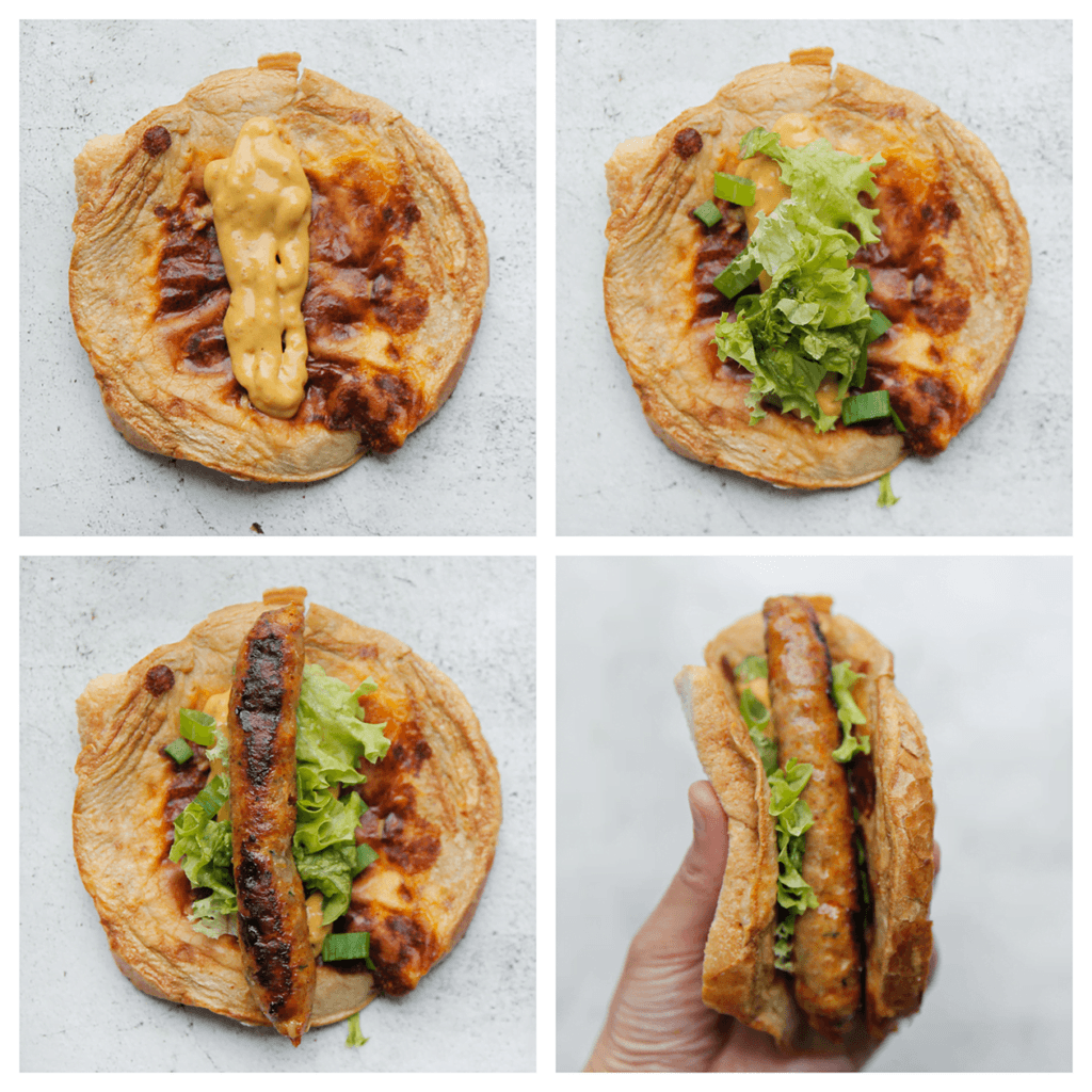 Vul het omeletbroodje met saus, sla en merguez worstje.