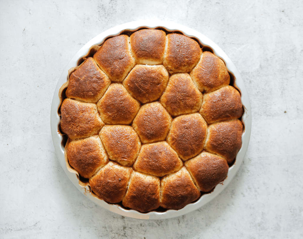 Zet de kaneelbollen in een voorverwarmde oven op 200 ℃. Bak 12-18 minuten of tot de kaneelbollen mooi goudbruin zijn gekleurd. Houd dit zelf in de gaten, want elke oven werkt anders.