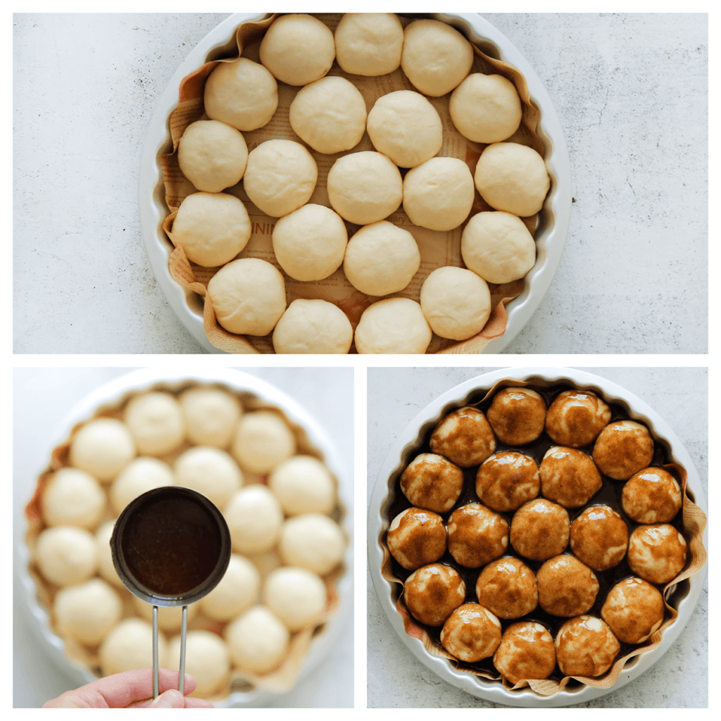 Giet het kaneelmengsel over de deegbollen.