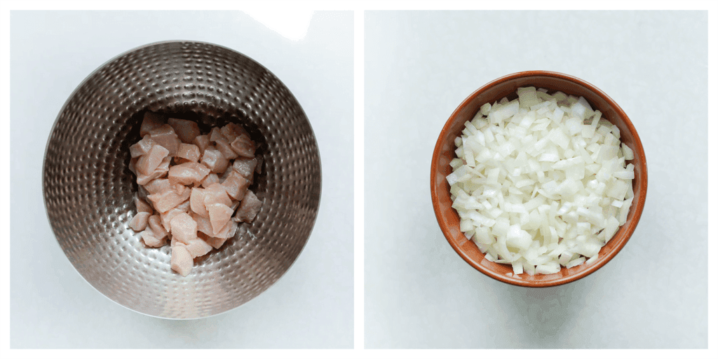 Was en snijd de kipfilet in stukken. Pel en snipper de gele ui.