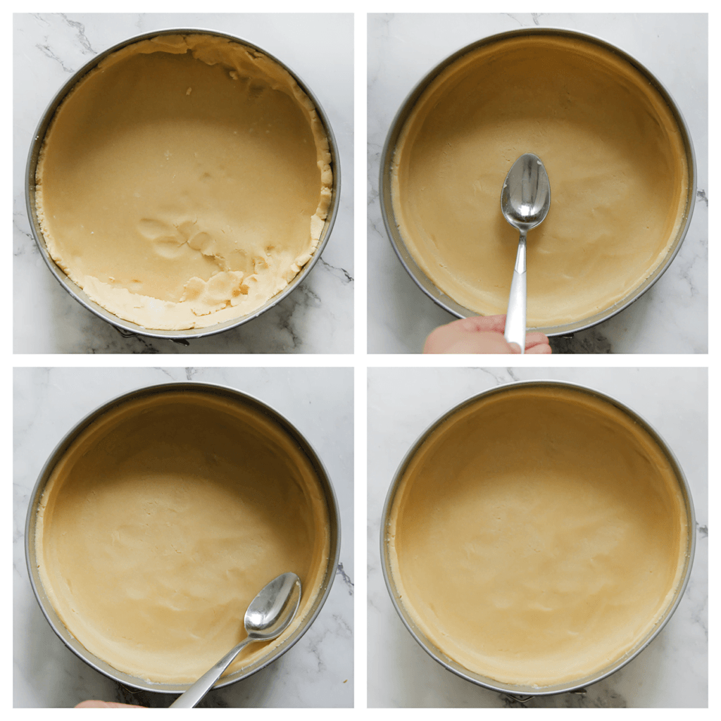 Leg het koekjesdeeg in een ingevette bakvorm met bakpapier. Druk goed tegen de zijkanten aan. Gebruik de onderkant van een lepel om alles egaal te maken. Leg even weg in de koelkast.