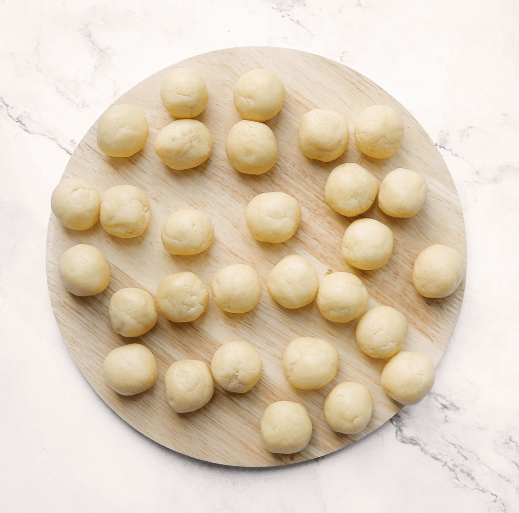 Neem wat van het koekjesdeeg en vorm kleine bollen van (18 gr per stuk). 
