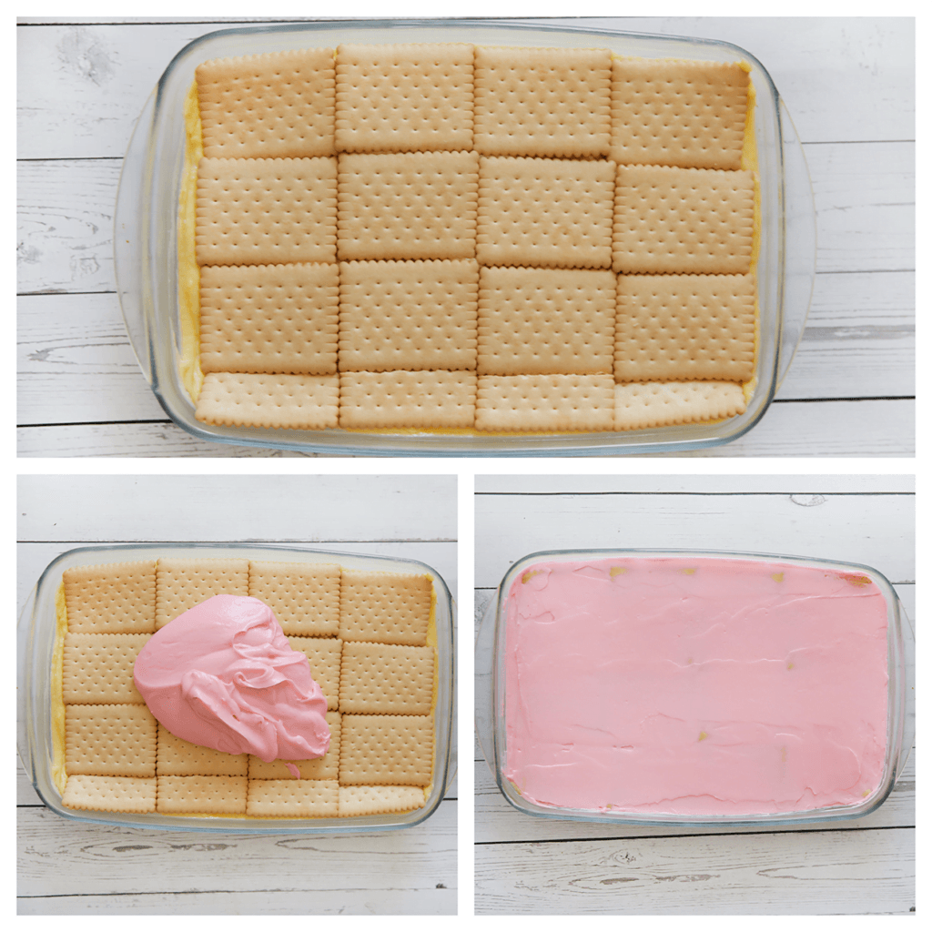 Verdeel de roze topping over de koek en smeer goed uit.