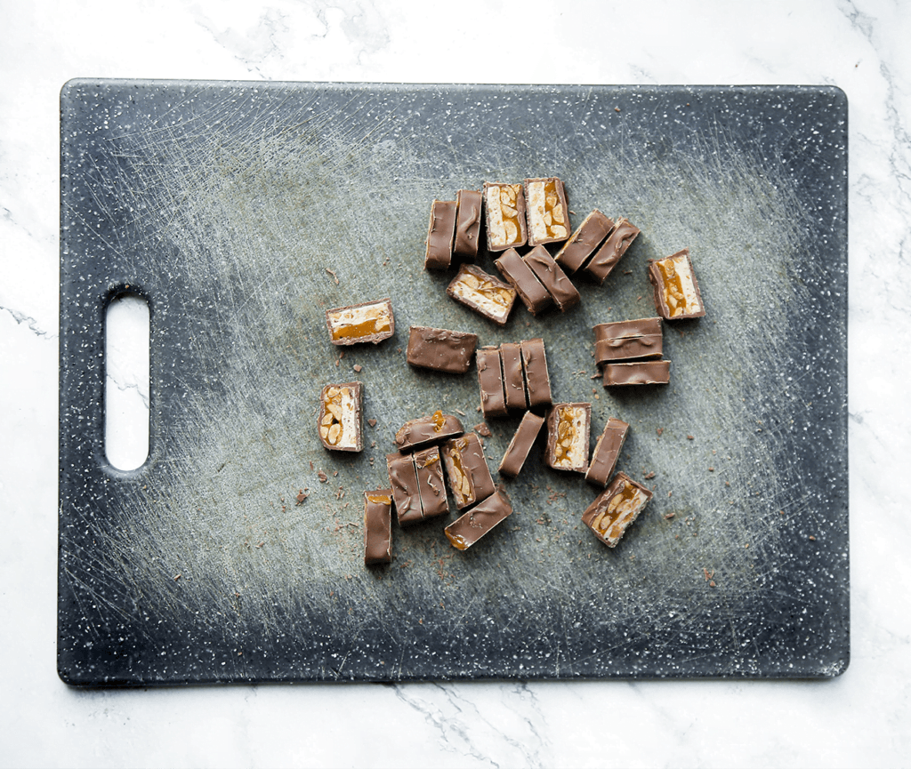 Snijd de Snickers in plakjes.