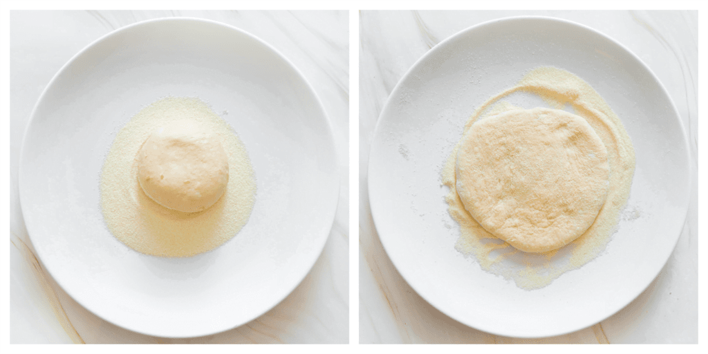 Doe wat griesmeel in een bord en haal het deeg erdoor (beide kanten).