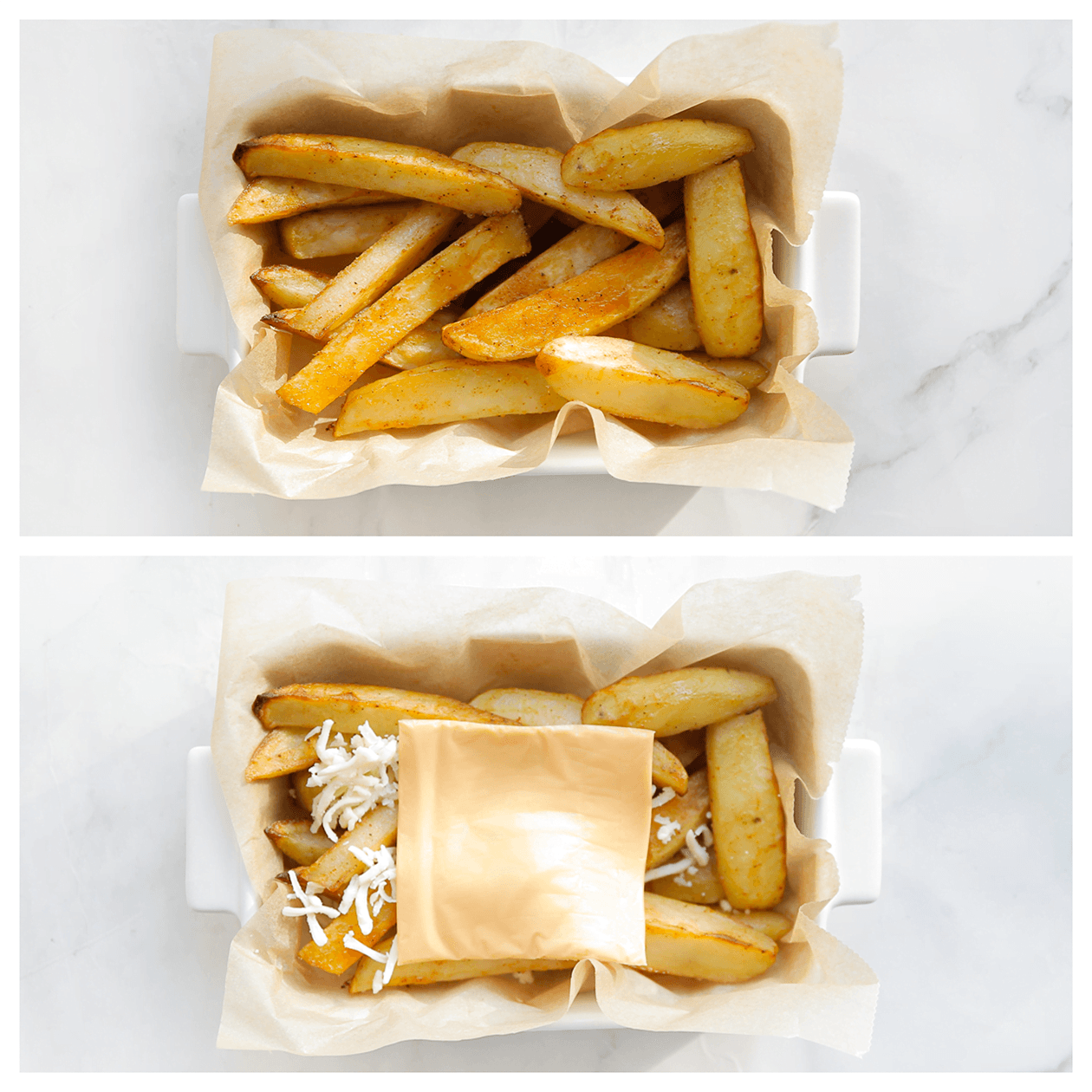 Friet verdelen over een ovenschaal met daarover cheddar kaas en geraspte mozzarella