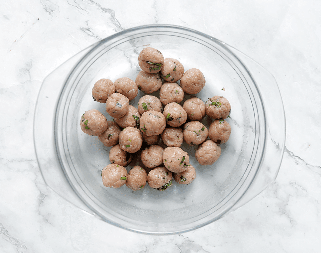 Neem wat van het gehakt en vorm er bollen van.