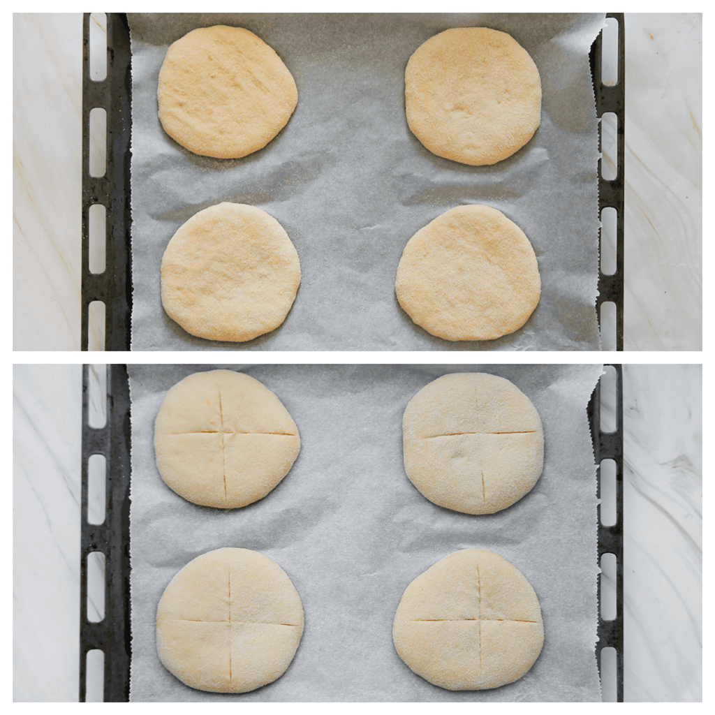 Leg de griesmeelbroodjes op een bakplaat met bakpapier. Laat het deeg 30 minuten rijzen of tot ze in formaat zijn verdubbeld. Wanneer de broodjes goed zijn gaan rijzen, snijd je met een scherpe mes sneetjes in het deeg. 