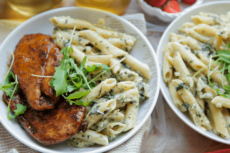 Sticky kip met penne in spinazie-roomsaus