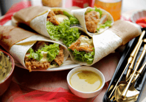 Krokante kipwraps in honing mosterdsaus Kookmutsjes