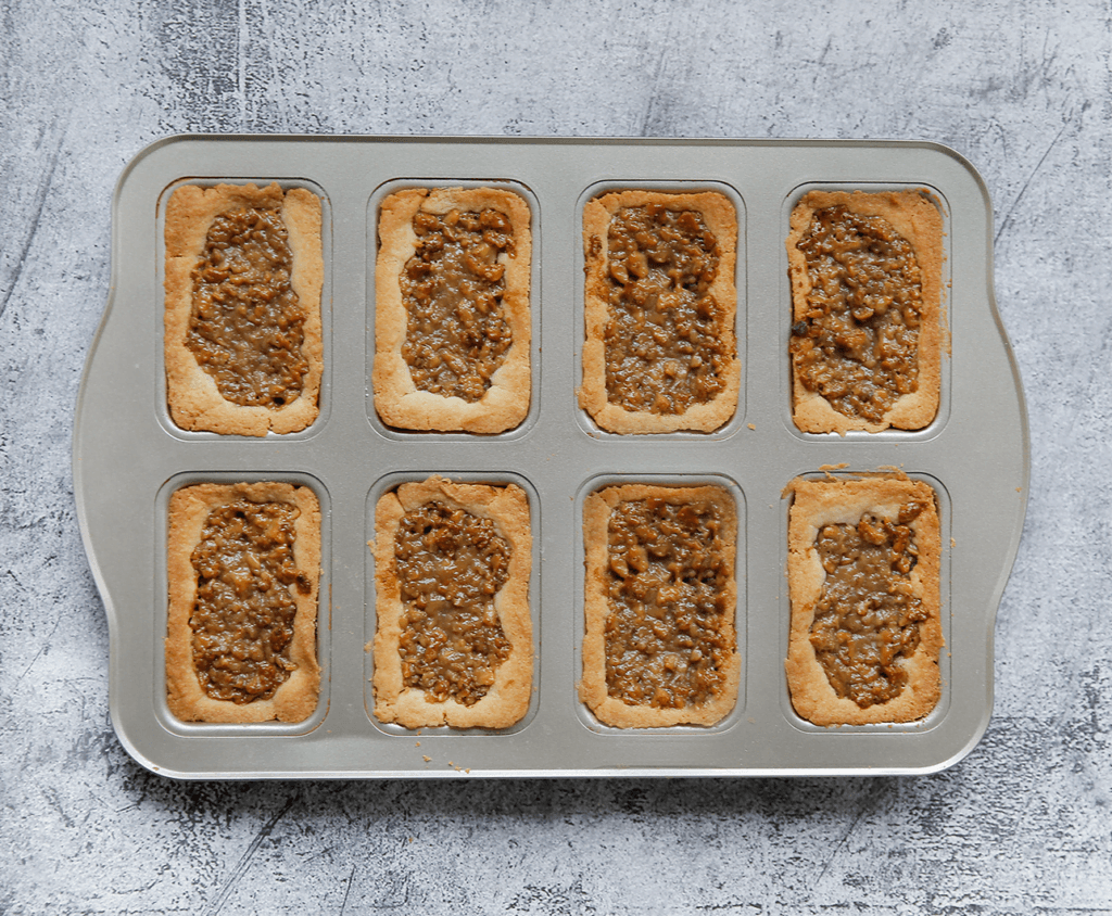 Leg de gebakjes in een voorverwarmde oven op 175 ℃. Bak 23-28 minuten of tot de koeken mooi goudbruin zijn gekleurd. Laat iets afkoelen voordat je de koeken uit de vorm haalt, anders breken ze.