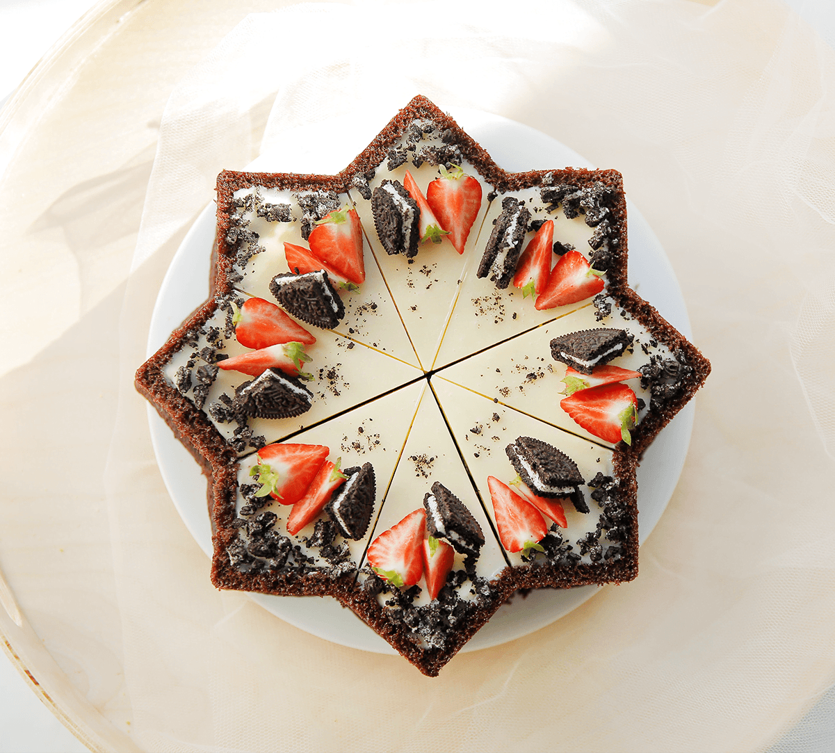 Oreo taart garneren met stukjes oreo en aardbei